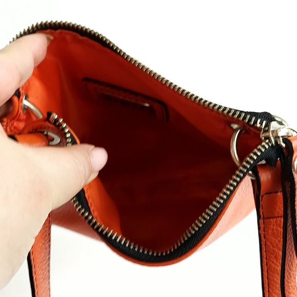 🇨🇦Danier Orange Leather Rivet Detailed Crossbody - Picture 8 of 9
